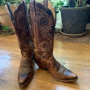 Comfortable and cute women’s Damiana Justin calf height cowboy boots. Size 7